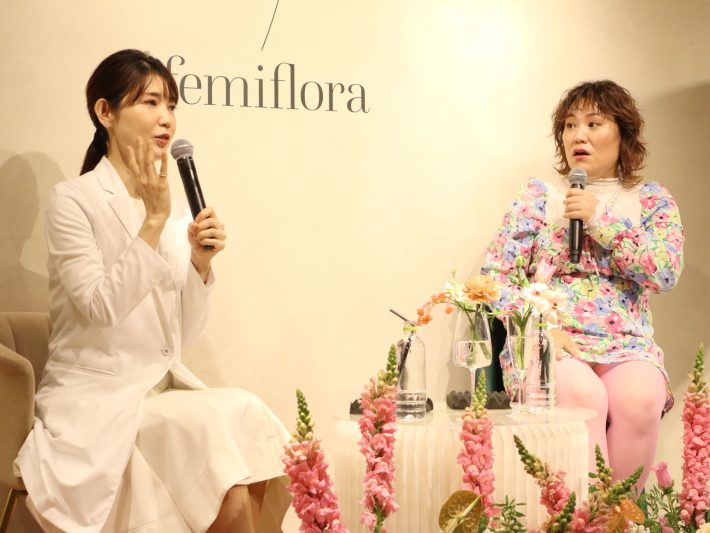 左から、友利新さん、フォーリンラブ・バービーさん