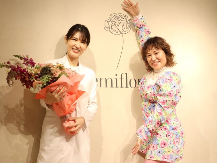 左から、友利新さん、フォーリンラブ・バービーさん