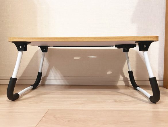 直角ではなく外側に開く脚