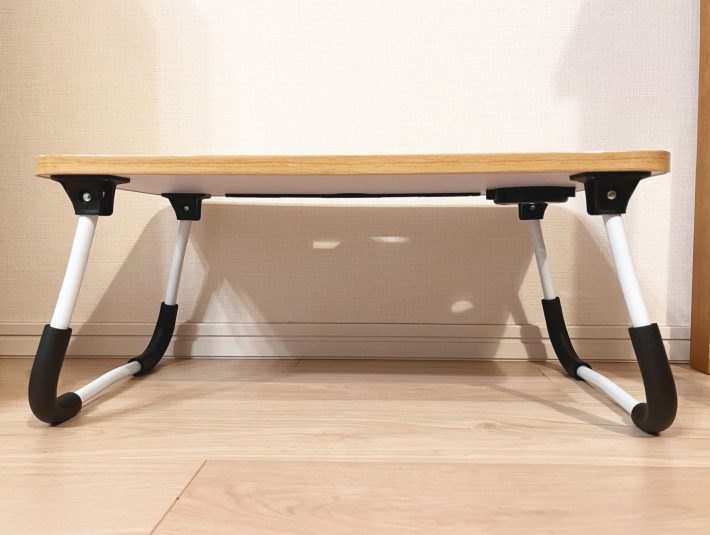 直角ではなく外側に開く脚