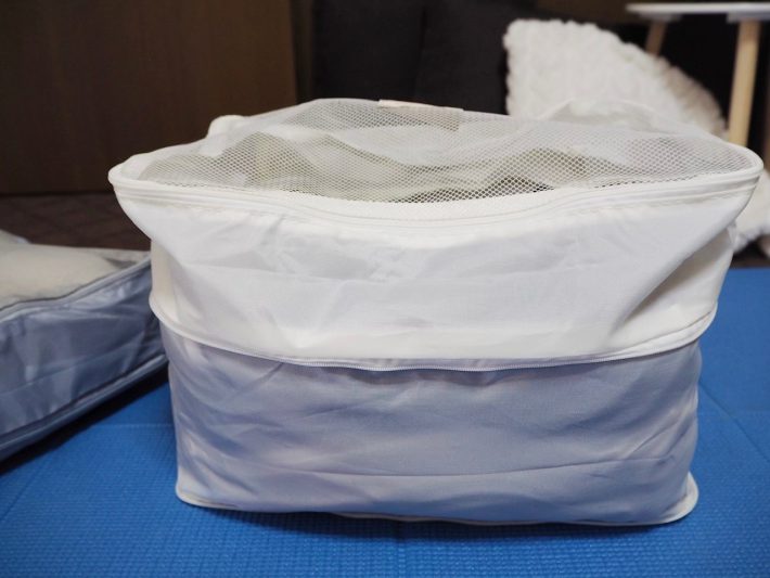 小サイズにトレーナー2枚とTシャツ2枚を入れた状態