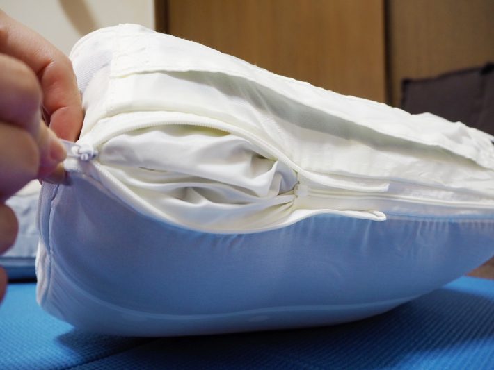 最後に下部ファスナーを閉じて圧縮