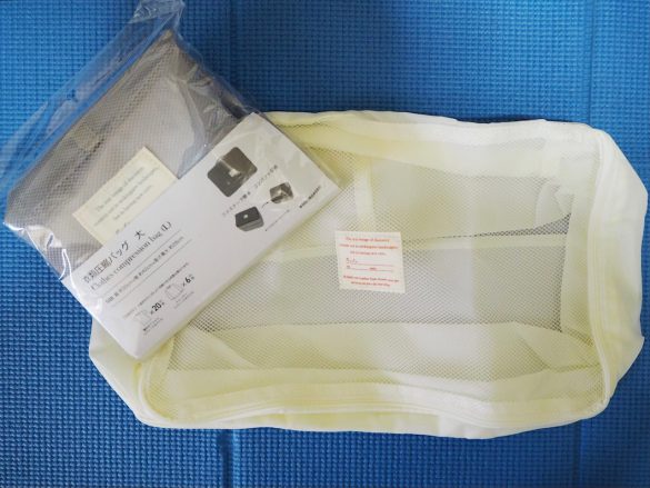 それぞれグレーとアイボリーの2色展開