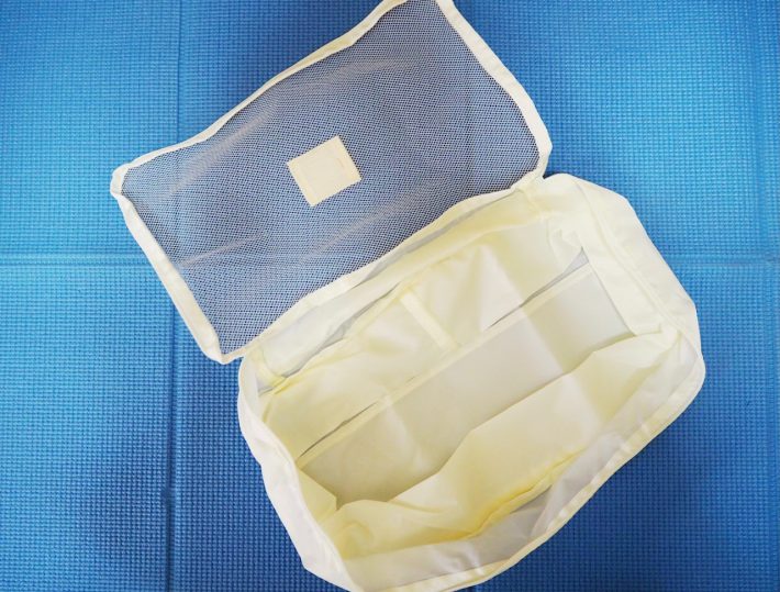 上部のファスナーをオープンした状態