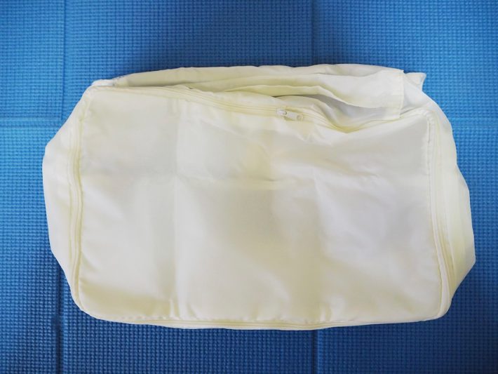 「衣類圧縮バッグ」の裏側にもファスナーが