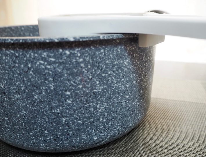 鍋のフチにの突起部分をかみ合わせるだけ