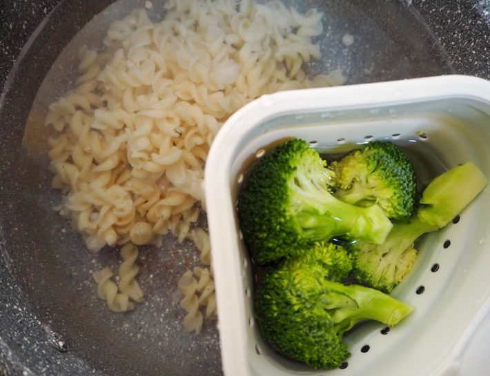 「シリコン折りたたみ茹でザル」が便利！