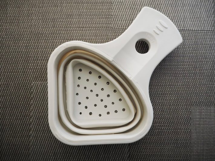 ザルの部分は三角形