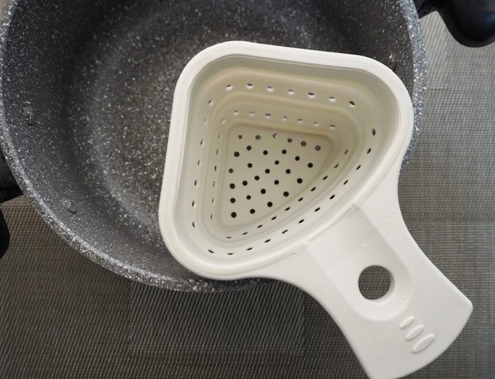 「シリコン折りたたみ茹でザル」を鍋にセット