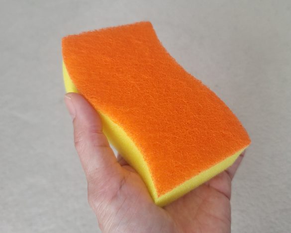 スポンジを1個だけに絞るなら、貼り合わせタイプのスポンジがオススメです。（写真）スコッチ・ブライト ハイブリッド貼り合わせスポンジ