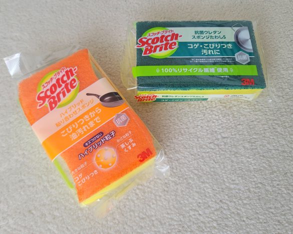 ちょっと良いスポンジを使うと、台所時間が快適に楽しくなるかもしれません。スコッチ・ブライト ブランドからは、キズをつけない“ハイブリッド粒子”を採用したスポンジ（写真手前）も登場しています