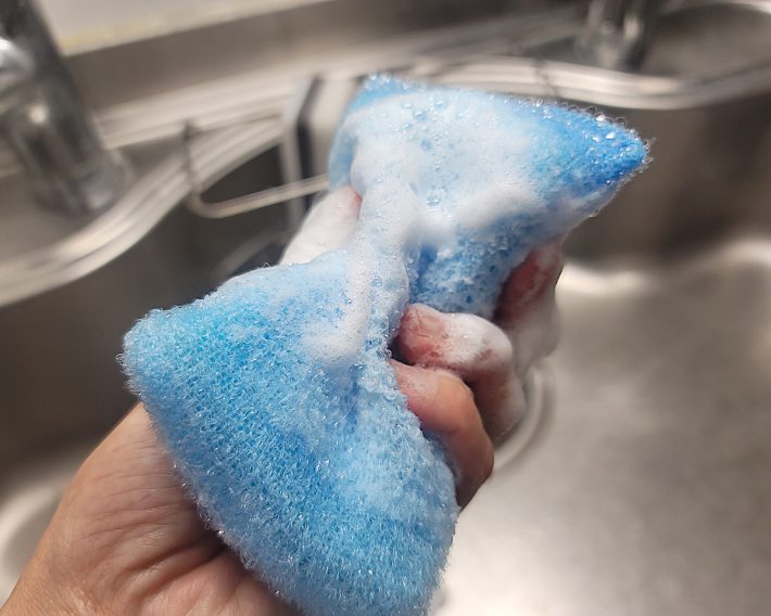 泡立ちが良いことは、台所仕事をする上でメリットにもつながります。（写真）スコッチ・ブライト 泡立ちゆたかネットスポンジ