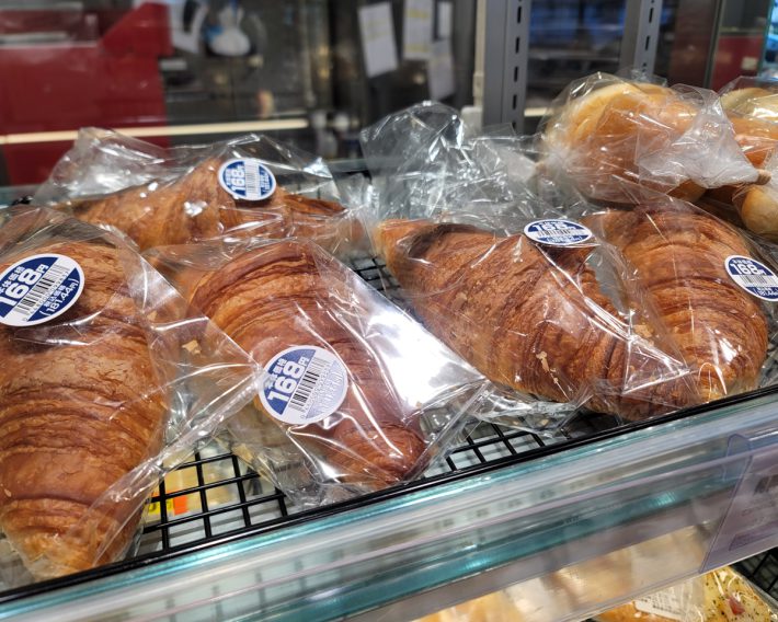 極上クロワッサンがリーズナブルに販売できるのは。大量製造ができるスーパーならではの強み