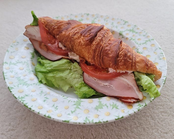 「燻しベーコンのクロワッサンサンド」（本体価格：328円）
