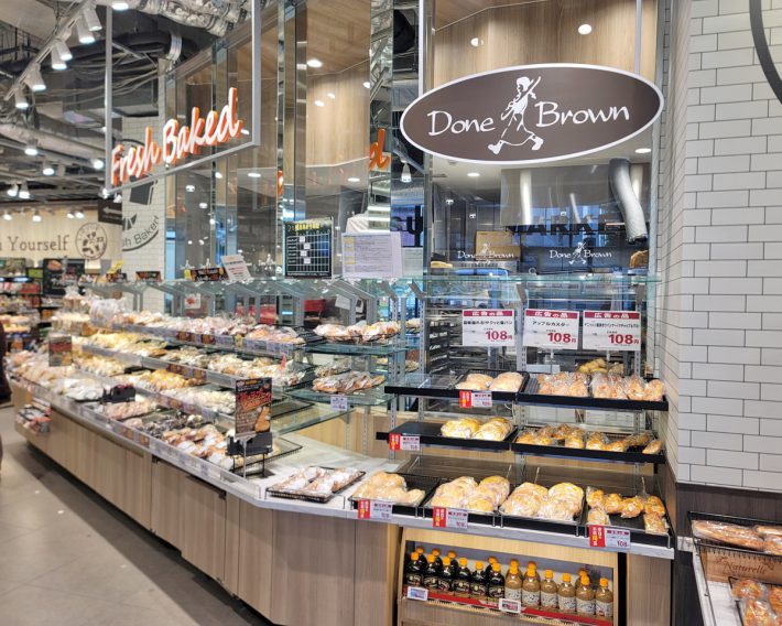 スーパーマーケットのインストアベーカリーの魅力を、サミットの「ダン・ブラウン」に教えてもらいました。（写真）サミットストア代官山鉢山町店