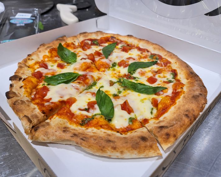 「ピッツァ　マルゲリータ」（本体価格：758円）