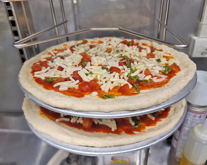 生地を手のばしで作られるピッツァ。1枚1枚丁寧に作られている様子を見学して感動しました。