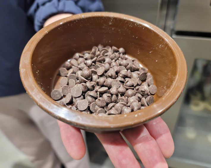 1個のパンに練り込まれているチョコチップは150粒。一度食べたらファンになります