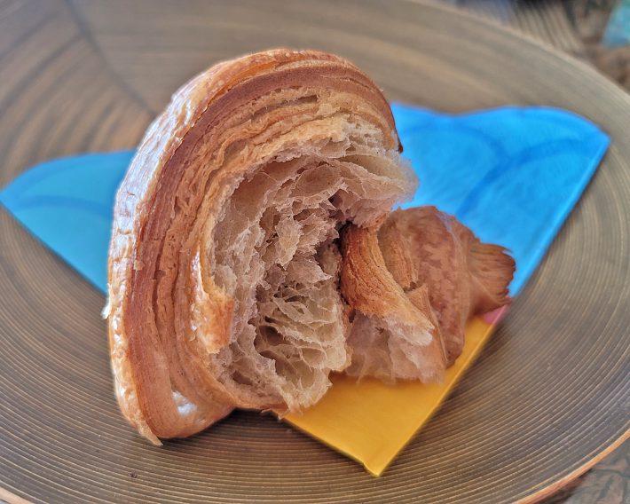 「コオロギのクロワッサン」　1袋2個入り×5　2592円（税込、送料無料、通販のみ）※従来使用されてきた食用コオロギパウダーの生産終了に伴い、販売を一時休止中。