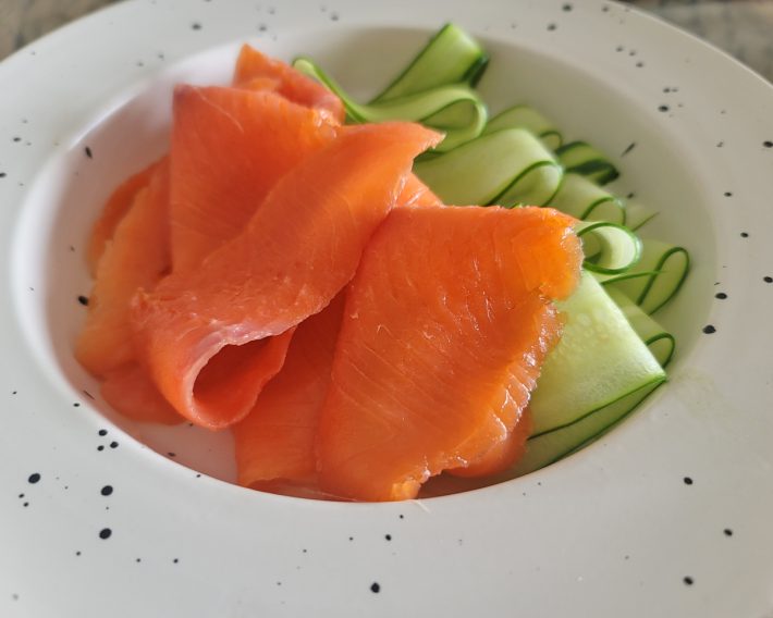 王子サーモン「工場直送できたて！生スモークサーモン200g」2,980円（税込）