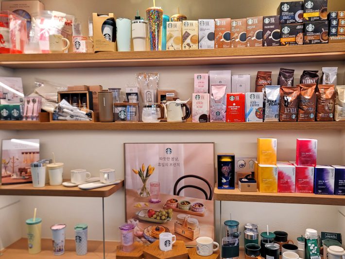 韓国スタバには“シンプルながらも存在感のある質感や素材使い“の光るグッズが並ぶ