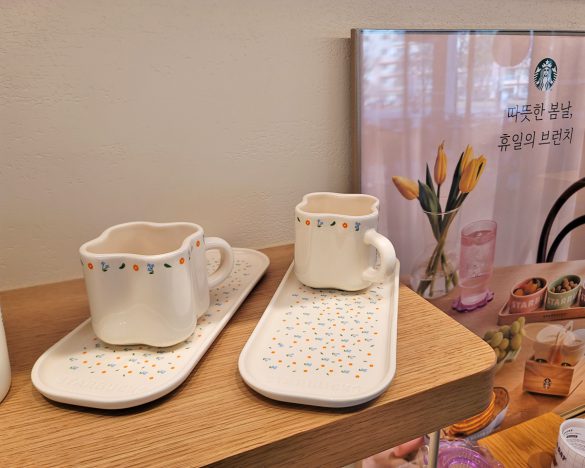 ティータイムはもちろんのこと朝食時にも活躍しそうな食器類が並んでいます