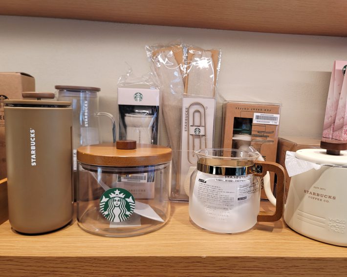 コーヒー器具を見てみると、シンプルながらも色や素材の使い方がオシャレです