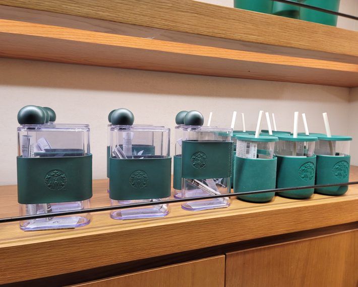 日本のグッズ類はかわいいテイストが多い中、韓国ではこのようなキリリとかっこいいマニッシュアイテムも充実しています