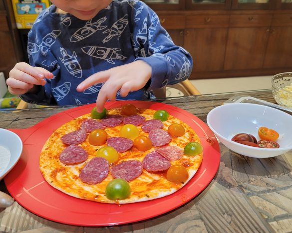 サラミが何枚並べられるか？ トマトをきれいにトッピングすると何個になるか？ を楽しんでいます。子どもの好きなようにやらせてあげることが、正解だと考えています