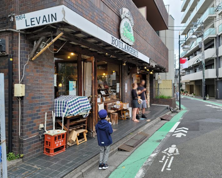 近所のパン屋さんはグラム単位で価格が決まります。大好きなパンを通して、重さや大きさへの興味が芽生え、自宅では計量が得意技の一つになりました