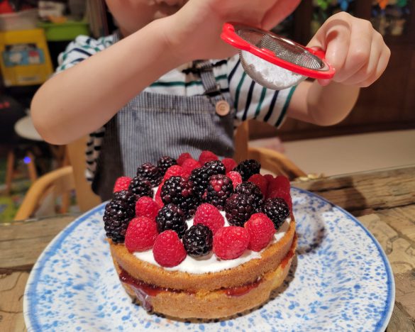 ベリーのケーキを作っています。ベリーをどのように敷き詰めて行けば多く乗せられるかを考えながら楽しんでいました