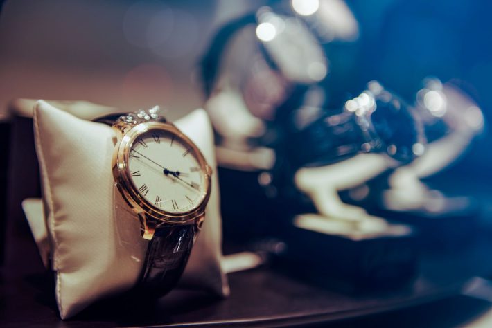 ショーウィンドウの高級時計