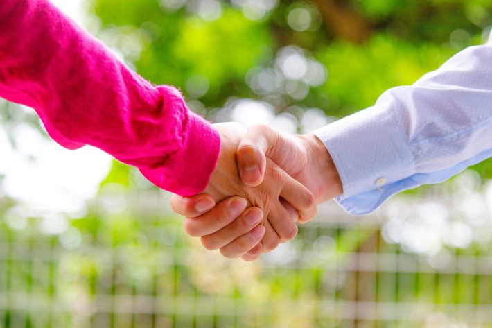 握手　男女　夫婦　パートナーシップ