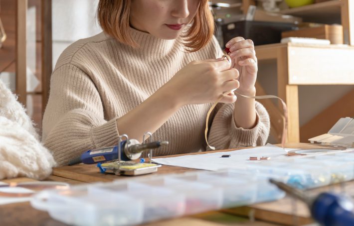 彼女の正体は「押し売りママ」