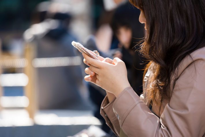 スマホを操作する女性
