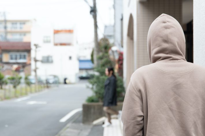 嫌な予感が的中、家の前に…