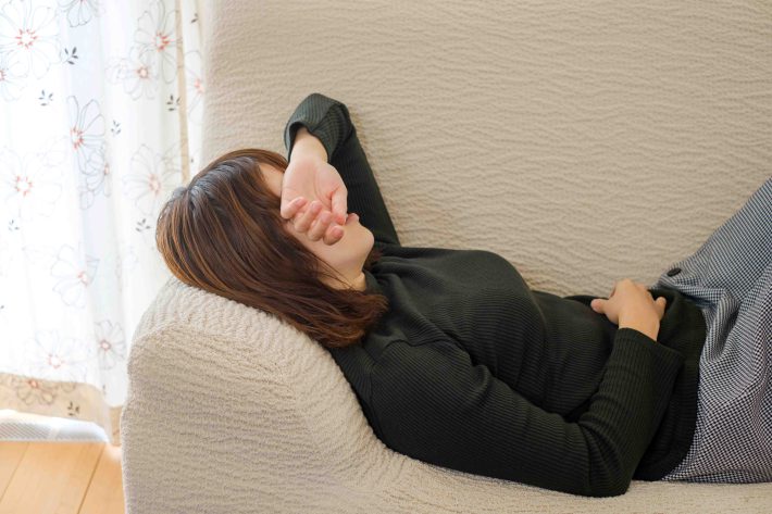 生理痛に苦しむ女性