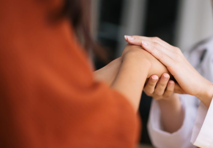 患者を励ます医師