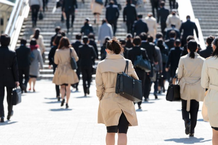 うつむいて歩く女性