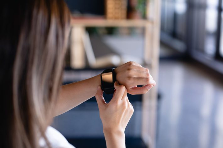 黒いデジタルウォッチを着けた女性