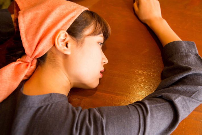 飲食店で働く女性