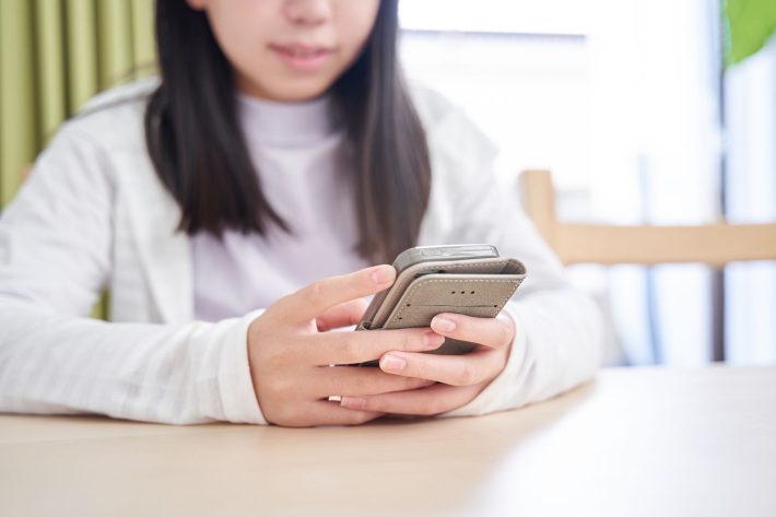 スマホを持つ少女