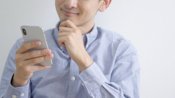 スマホを操作する男性