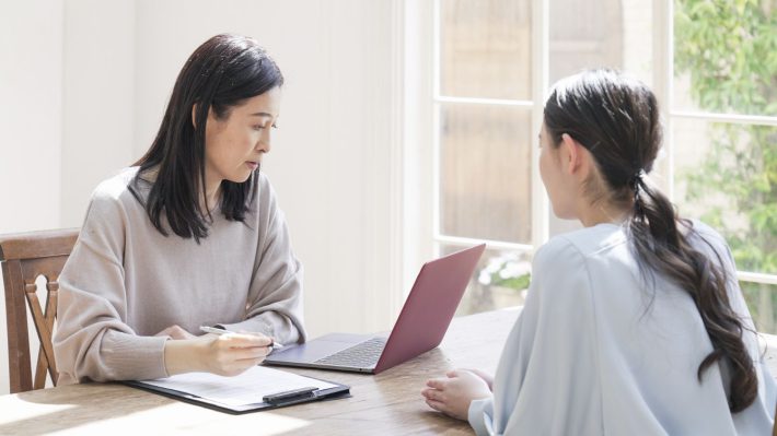 相談する女性