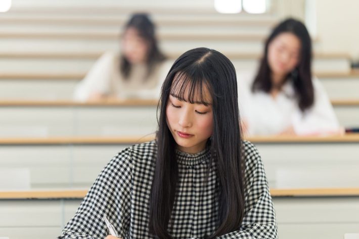 講義を受ける大学生
