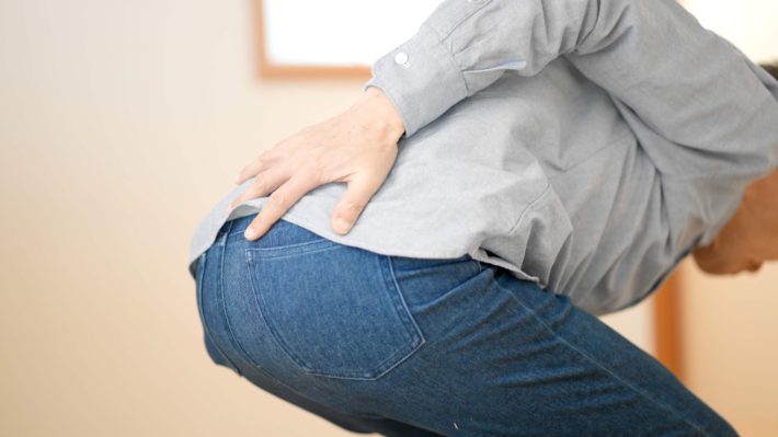 ぎっくり腰の男性