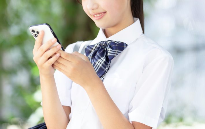 イケメンとSNSで仲良くなって浮かれる娘