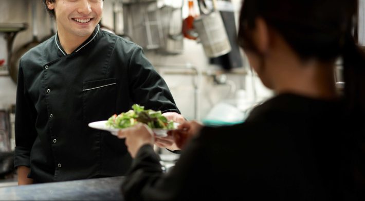 飲食店で働く男性