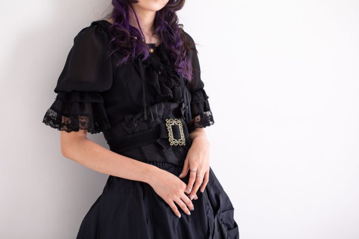 黒いドレスを着た女性