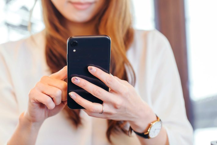 スマホをいじる女性